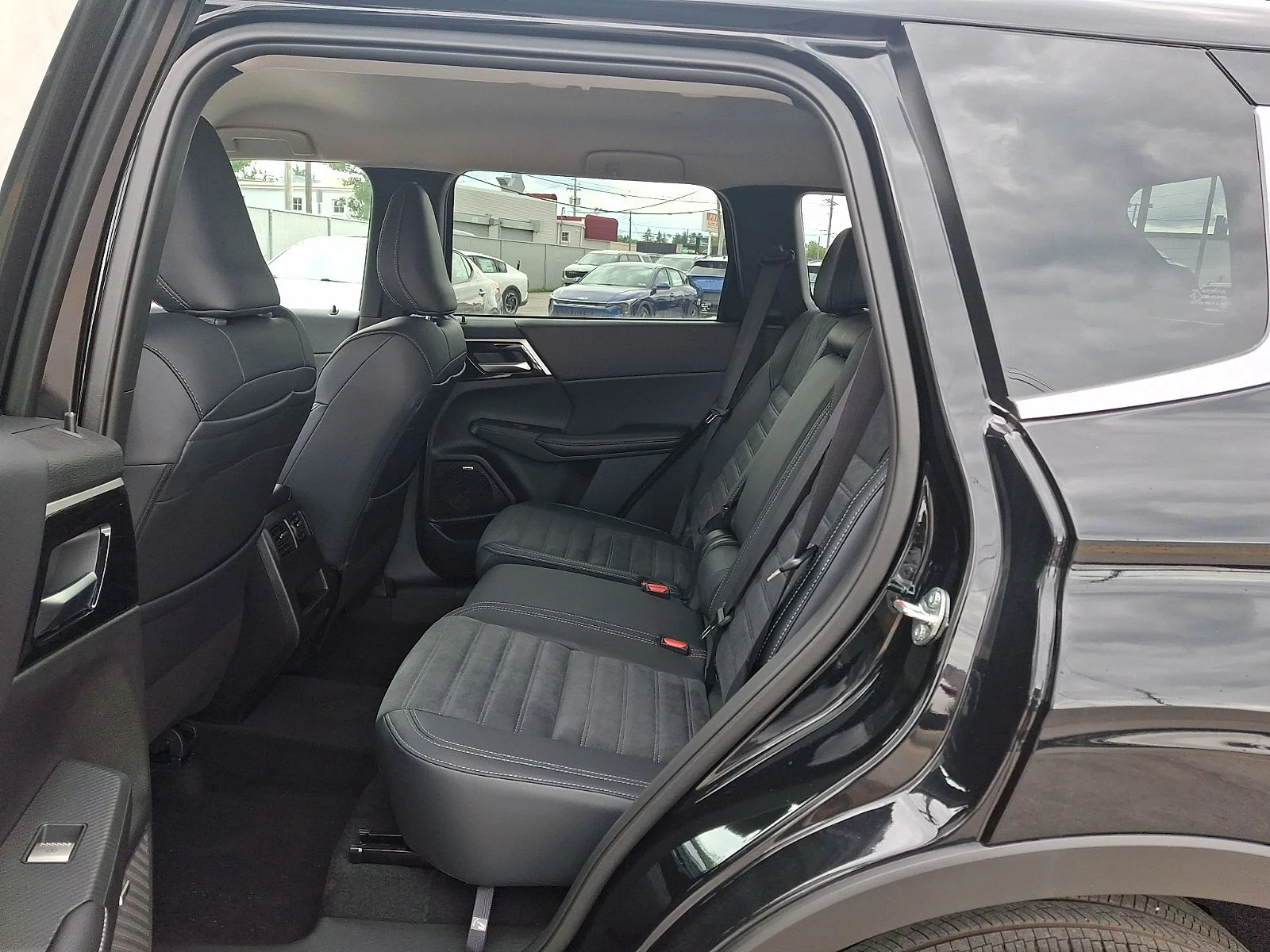 New 2026 Black Mitsubishi SE image 9