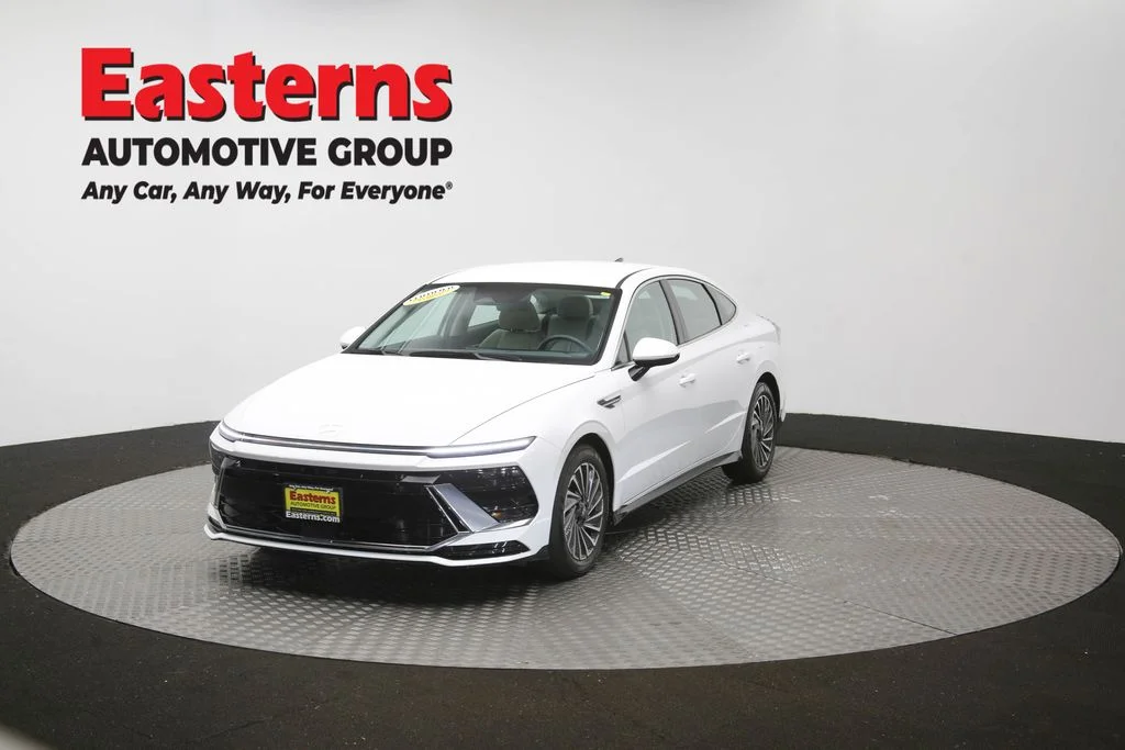 Used 2025 White Hyundai SEL image 54