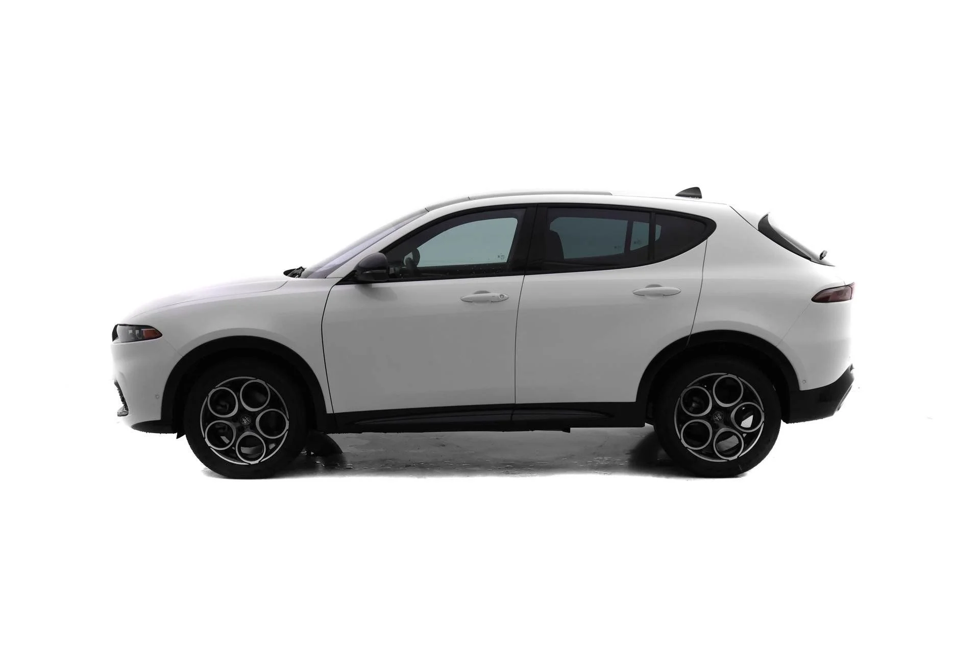 New 2025 Milano White Exterior Paint Alfa Romeo  image 3