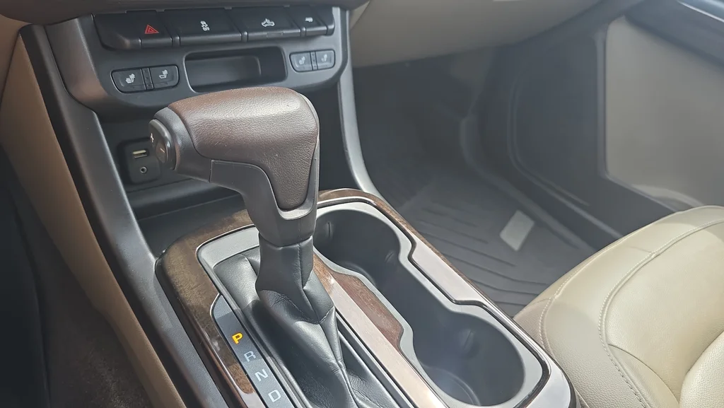 Used 2018 White GMC SLT image 23