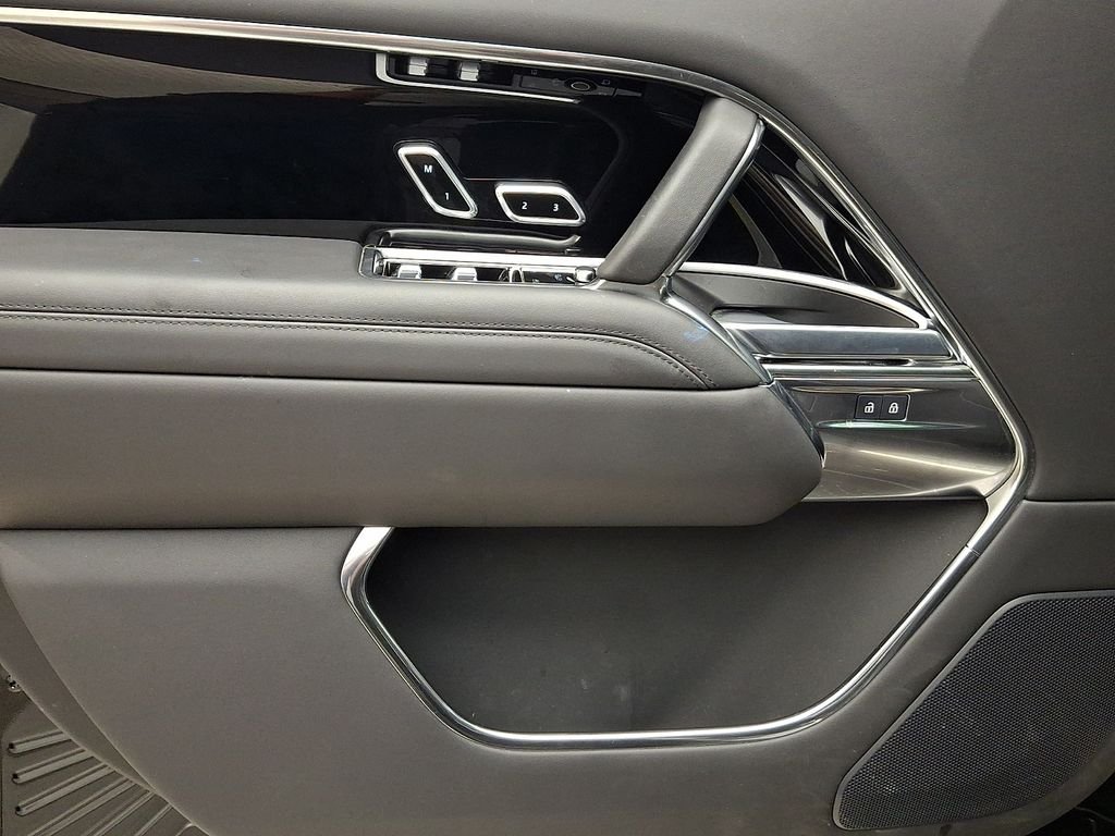 Used 2025  Land Rover SE image 13