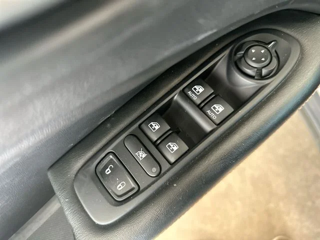 Used 2018 Silver Jeep Latitude image 17