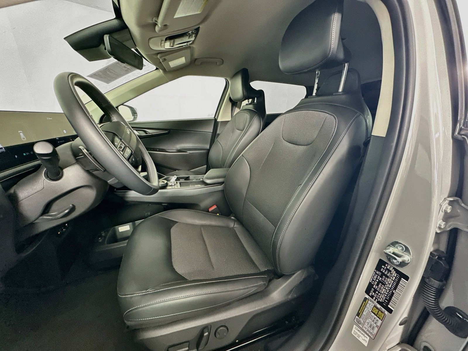 Used 2025 Wolf Gray Kia Light image 21