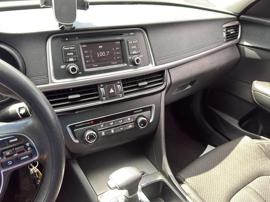 Used 2016 White Kia LX image 26