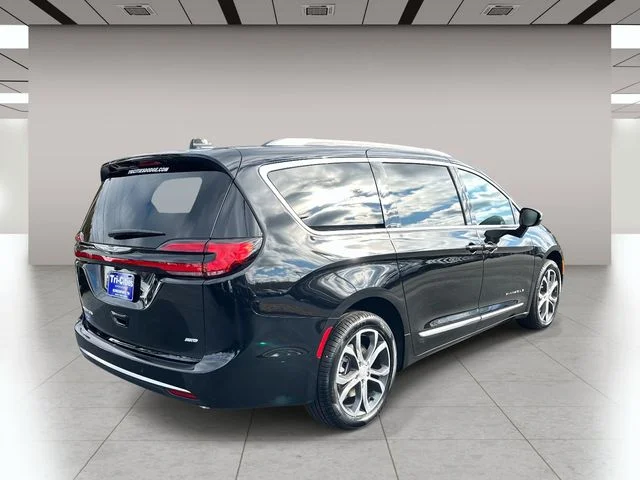 New 2026 Diamond Black Crystal Pearl-Coat Exterior Paint Chrysler Pinnacle image 3