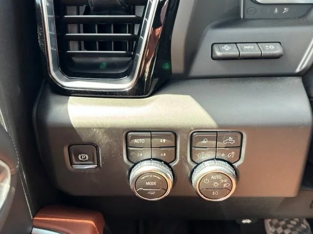 New 2026 Glacier White Tricoat GMC Denali Ultimate image 32