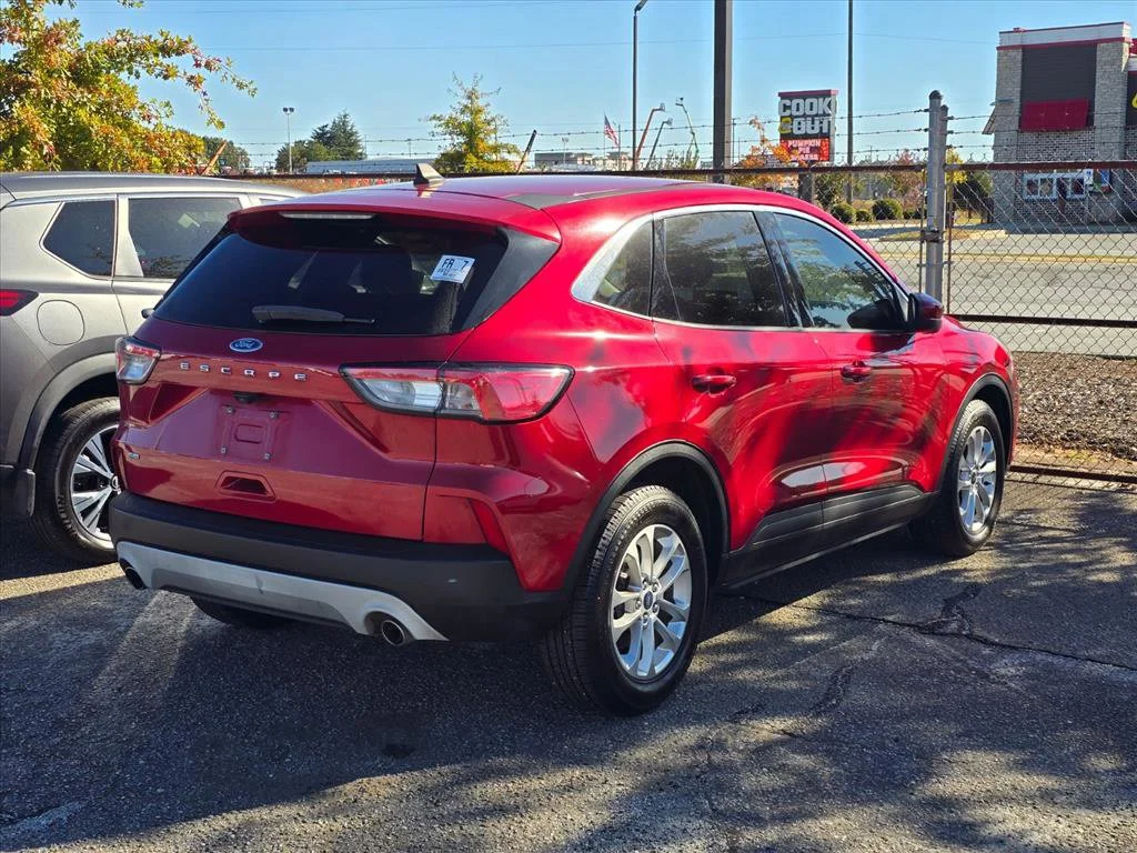 Used 2021 Red Ford SE image 6