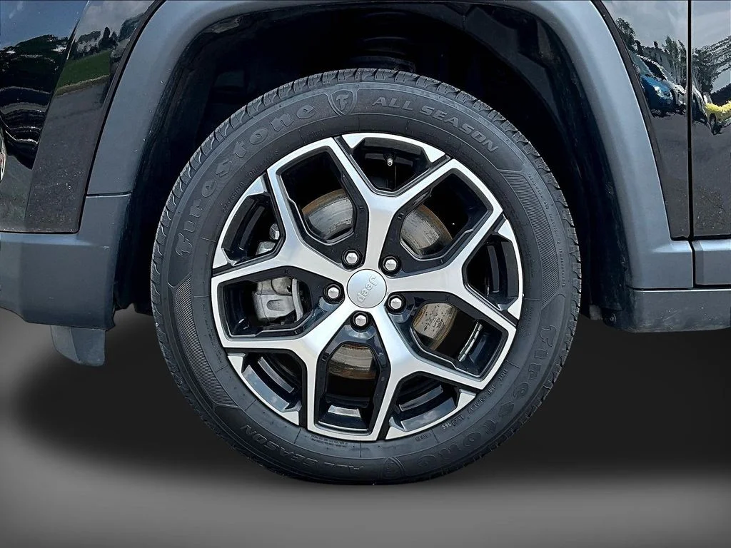 Used 2024 Diamond Black Jeep Latitude image 33
