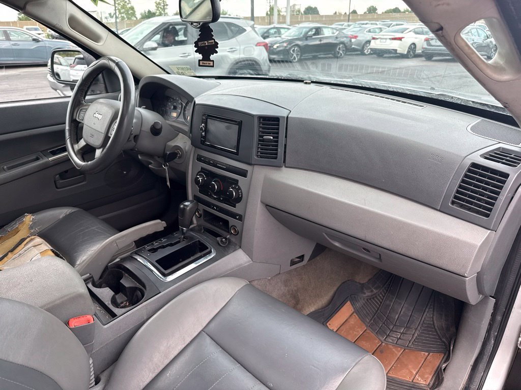 Used 2005 Silver Jeep Laredo image 17