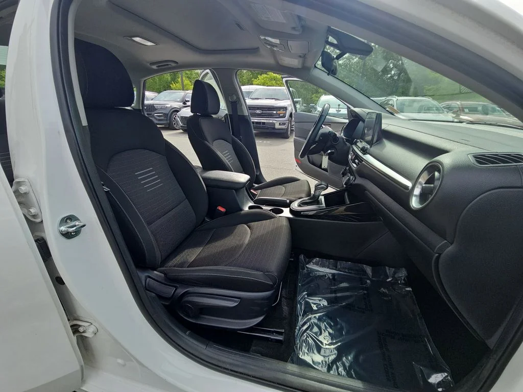 Used 2019 White Kia S image 10