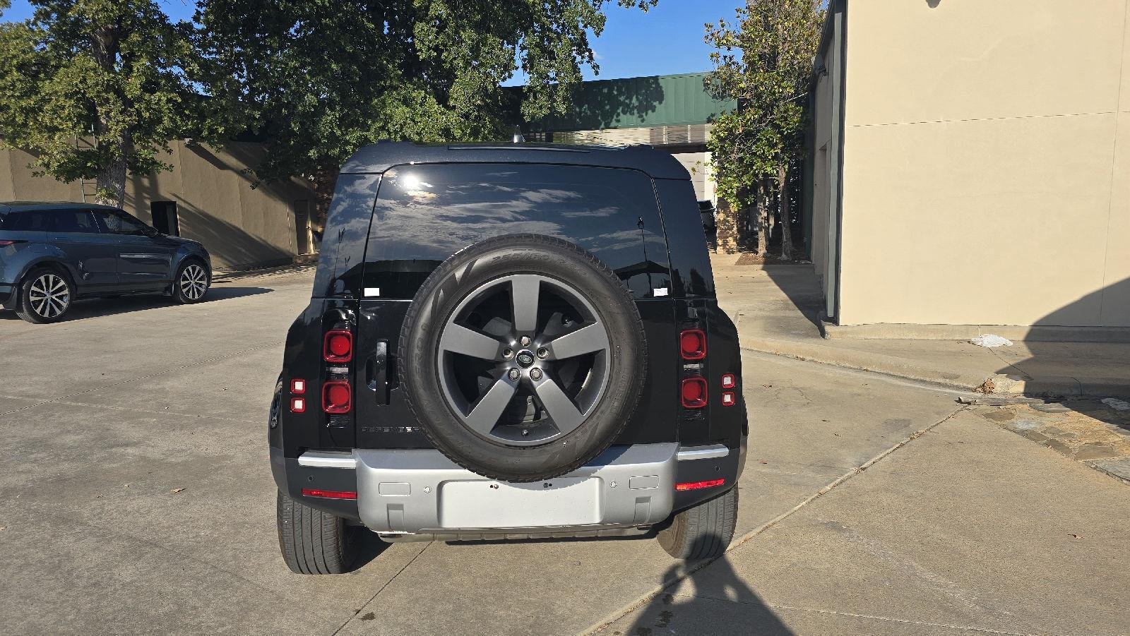 Used 2025 Santorini Black Land Rover S image 3