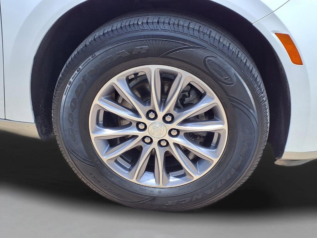 Used 2022 Summit White Buick Essence image 10