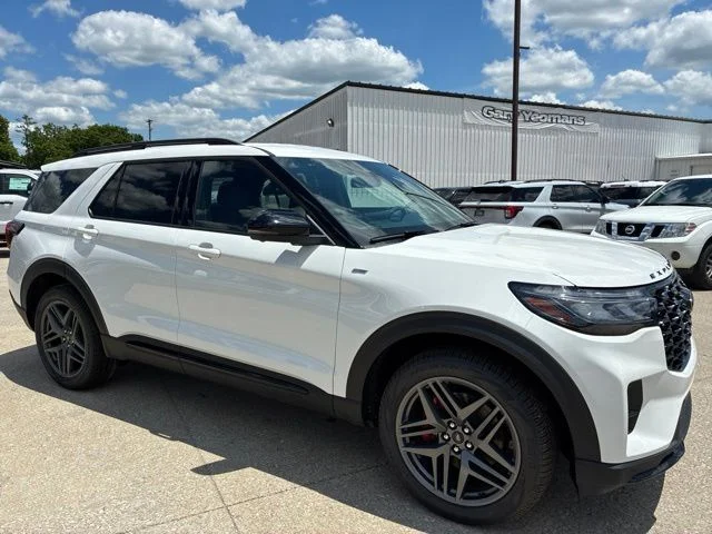 New 2026 Star White Metallic Tri-Coat Ford ST-Line image 11