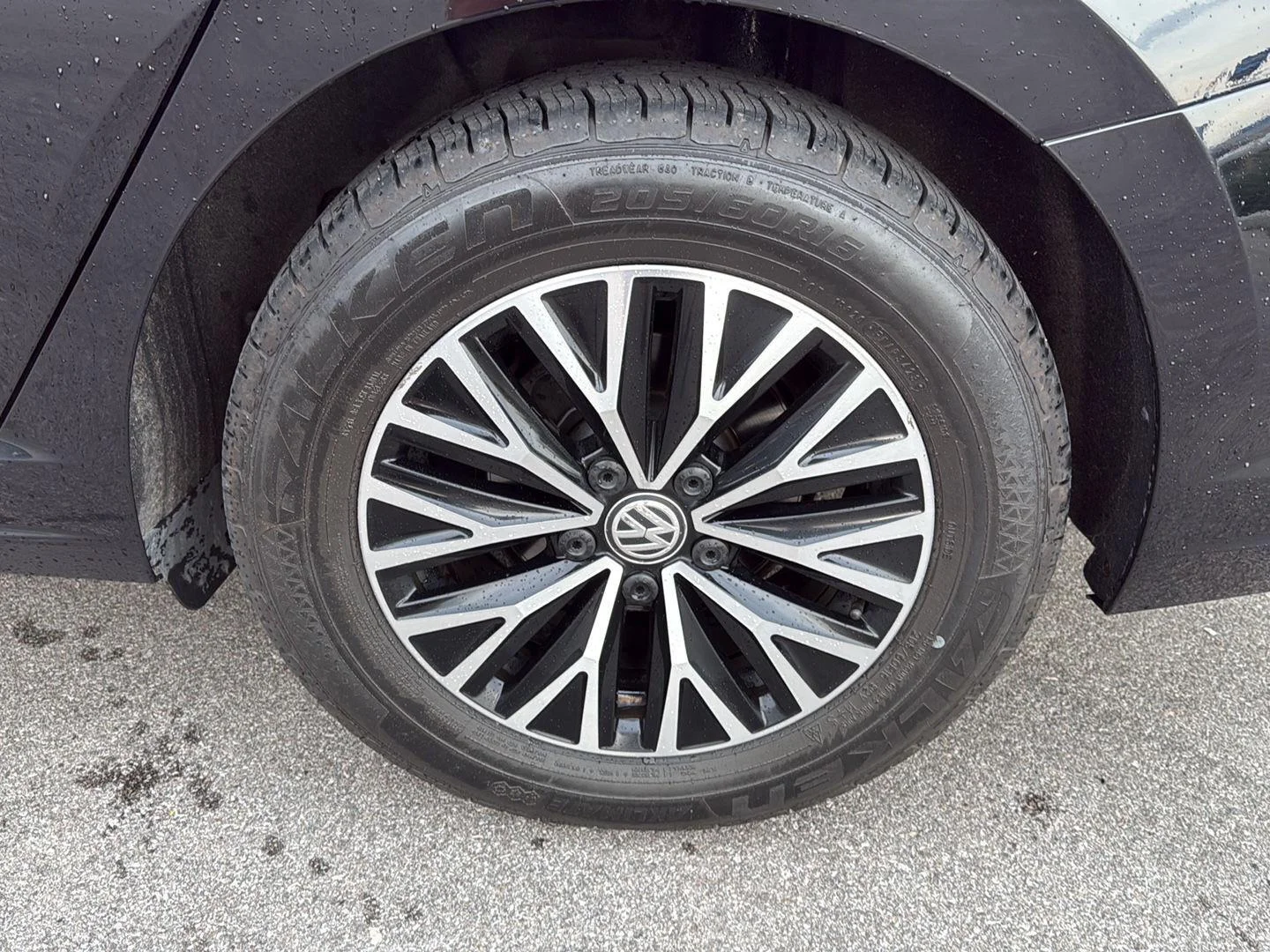 Used 2019  Volkswagen SE image 16