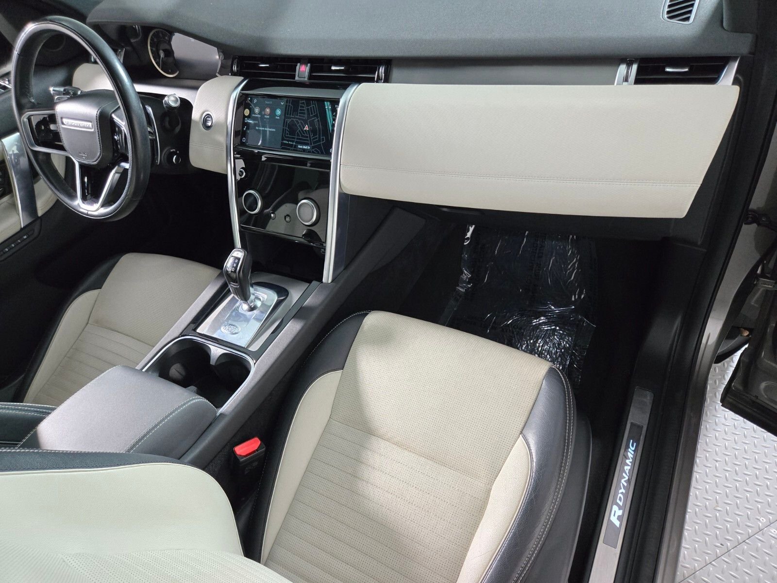 Used 2022 Silicon Silver Premium Metallic Land Rover SE R-Dynamic image 19