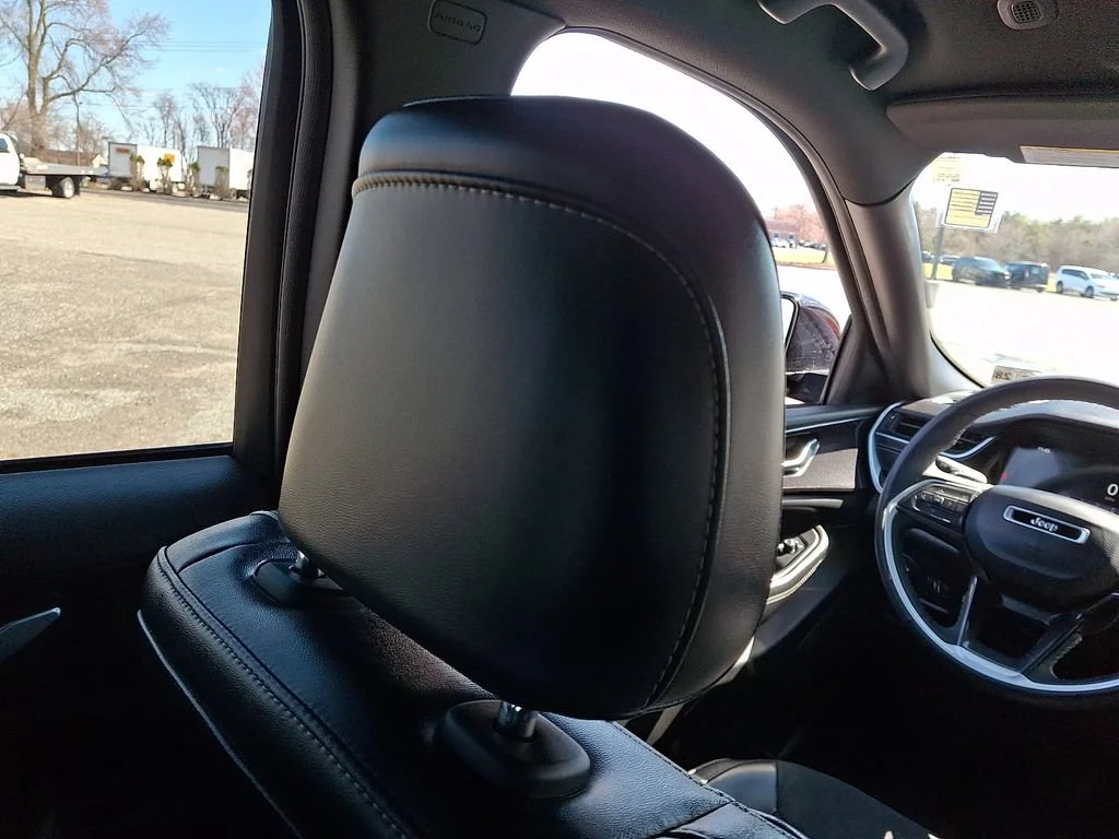 Used 2023 Velvet Red Pearlcoat Jeep Altitude image 14