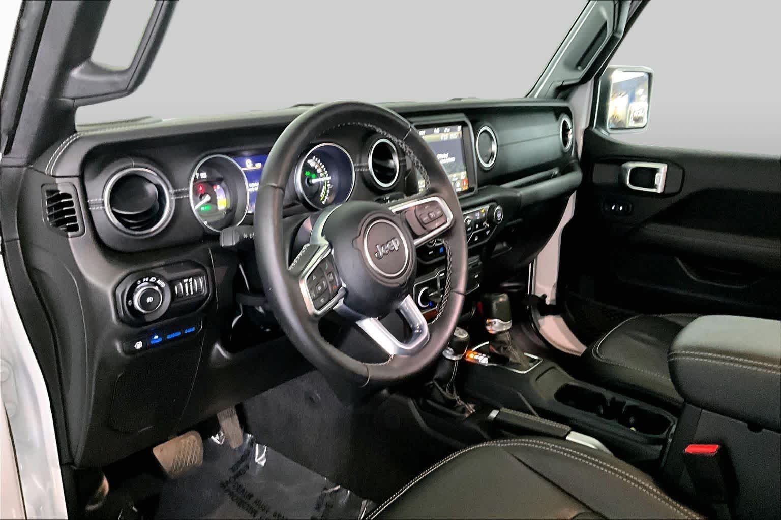 Used 2022 Bright White Clearcoat Jeep Unlimited Sahara image 17