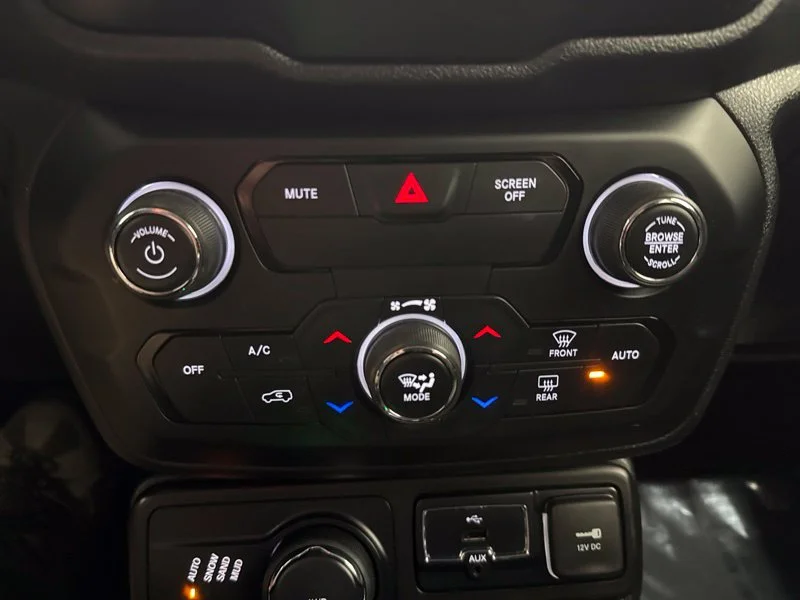 Used 2018 Red Jeep Latitude image 31