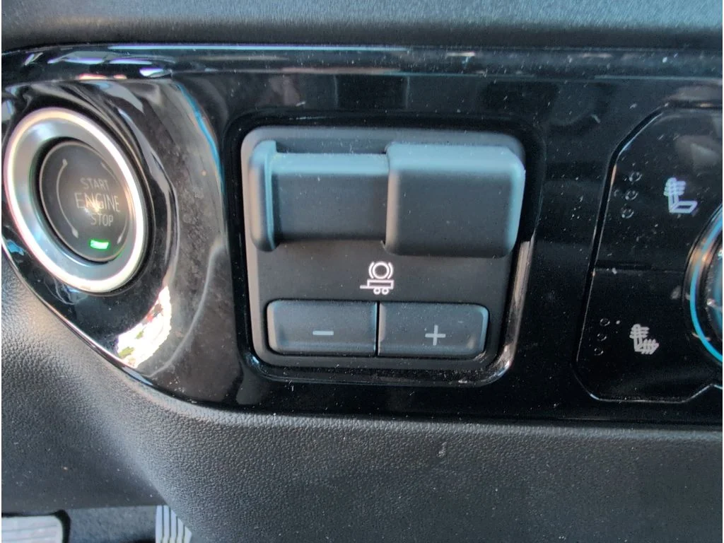 Used 2025 BLACK GMC Crew Cab 147" SLT image 20