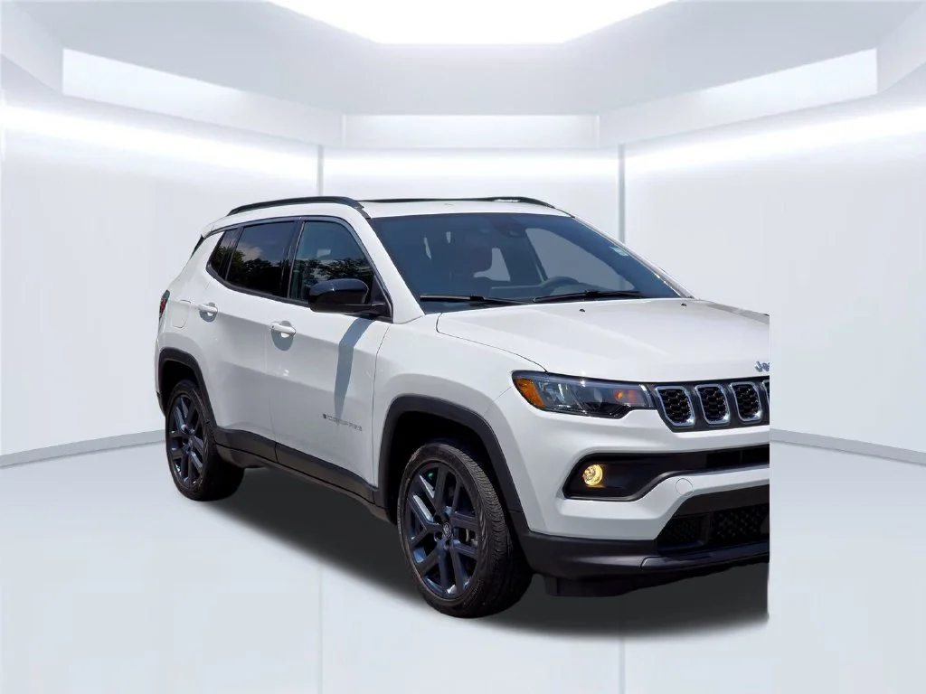 New 2026 White Jeep Latitude image 39
