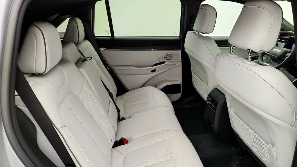 Used 2025 Silver Zynith Clearcoat Jeep Limited AWD w/ Dark Appearance Package & Titanium Accents image 22