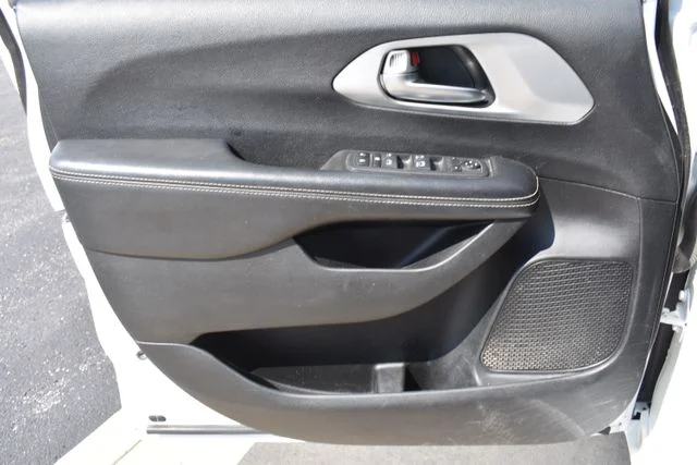 Used 2019 White Chrysler Touring L image 9