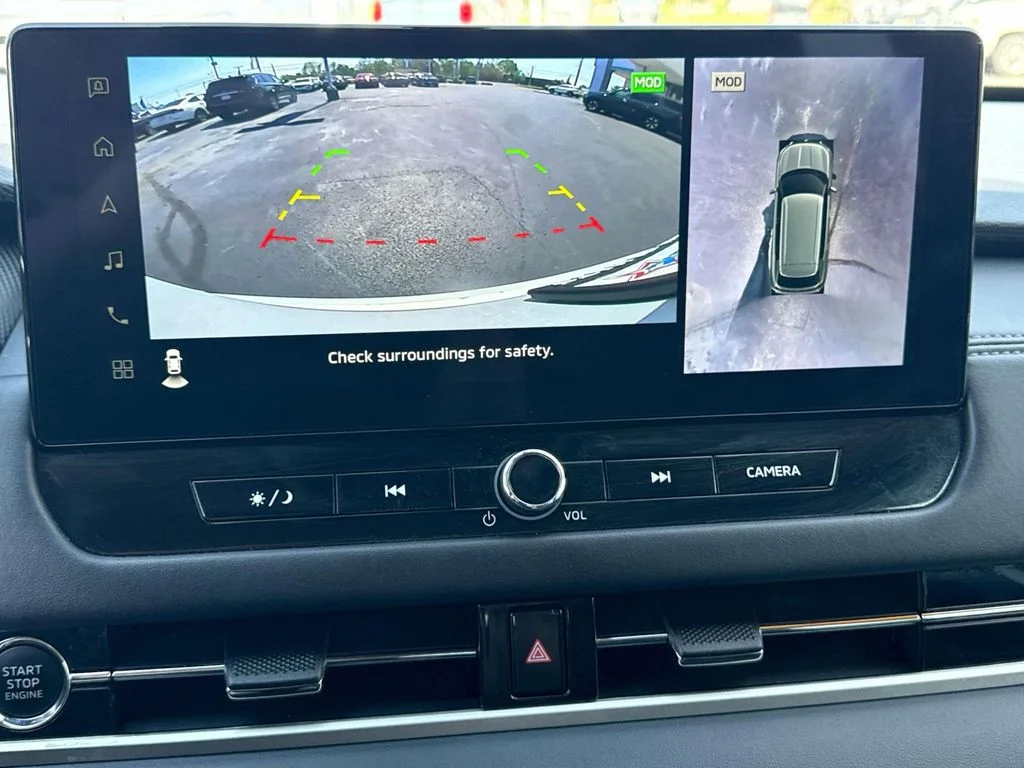 Used 2025 White Diamond Mitsubishi SE image 17