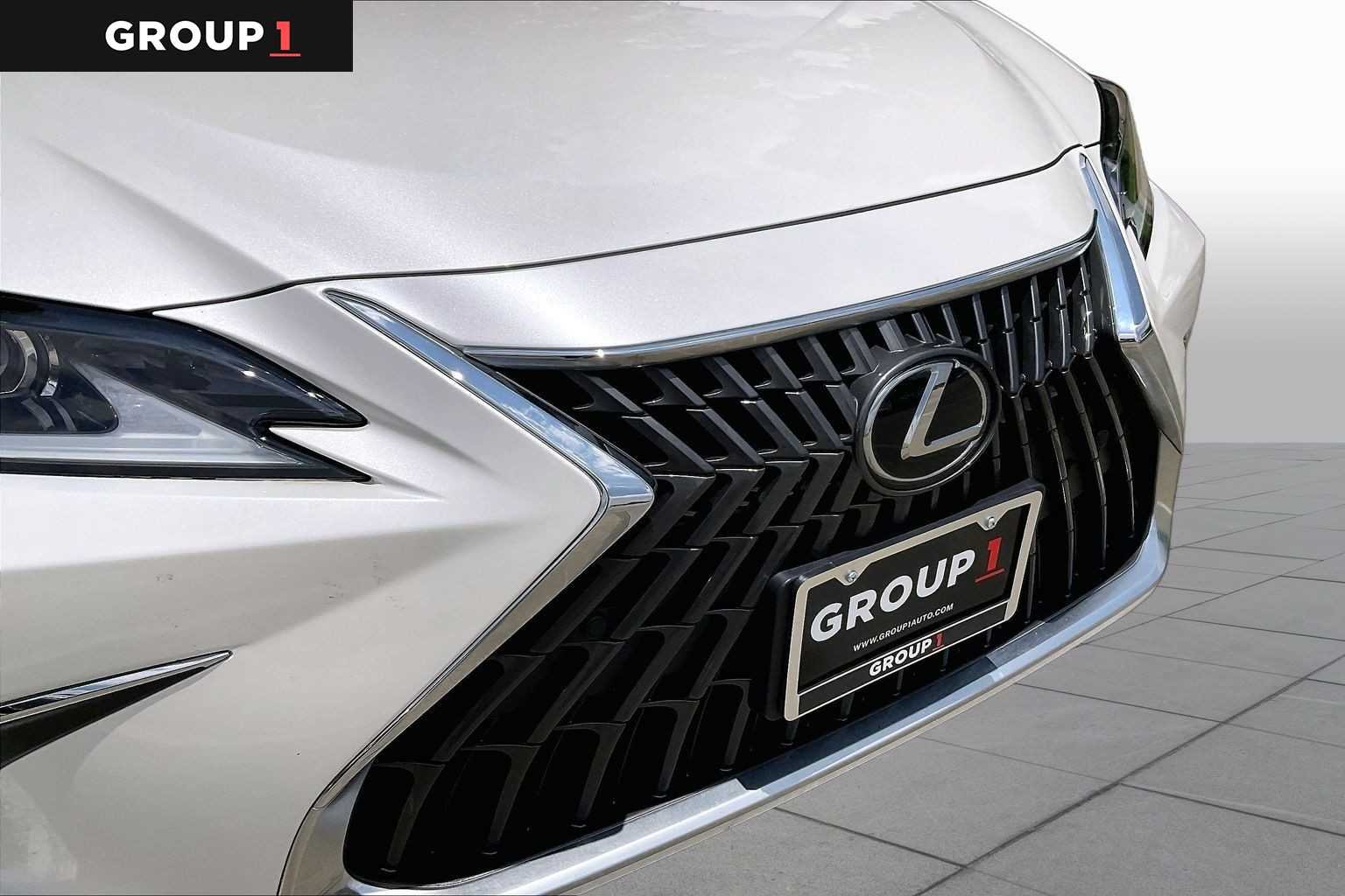 Used 2025 Eminent White Pearl Lexus  image 27
