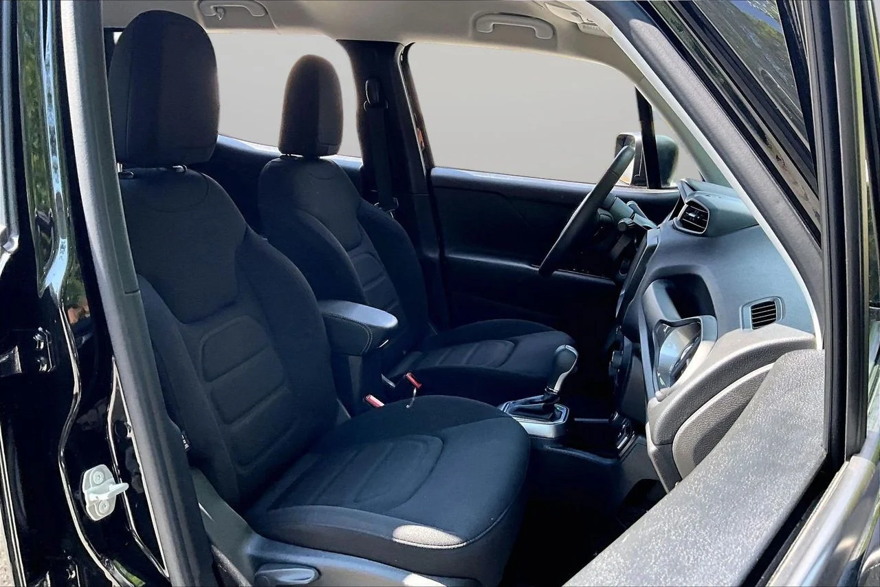 Used 2022 Black Jeep Latitude image 22