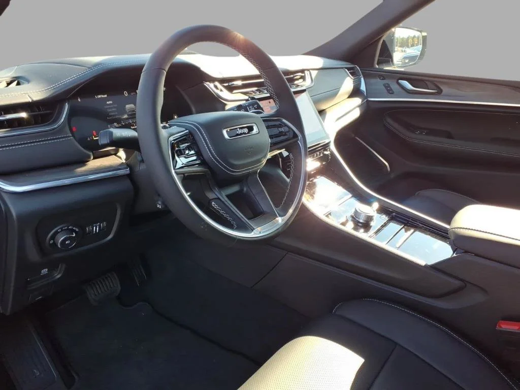 2025 Jeep Grand Cherokee Overland - Photo 12