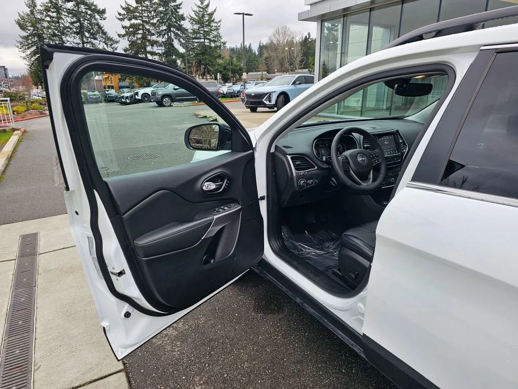 Used 2022  Jeep Limited image 18