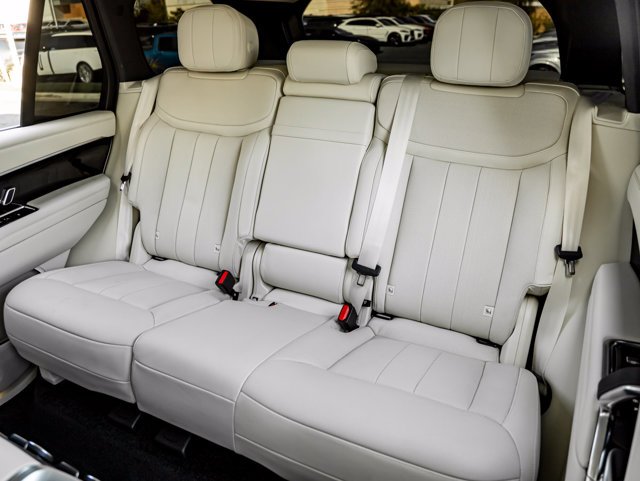 Used 2025 Fuji White Land Rover SE image 27