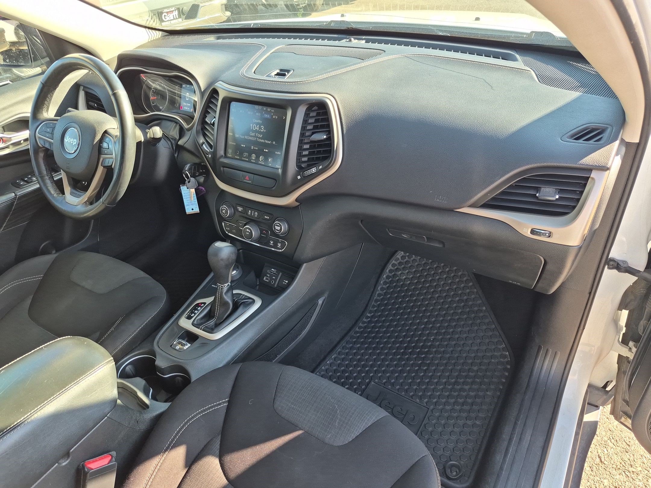 Used 2015 Bright White Clearcoat Jeep Latitude image 30