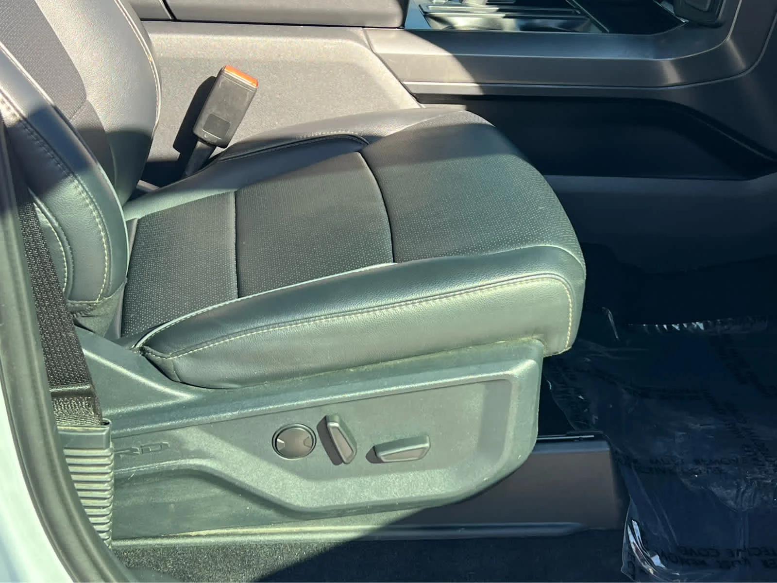 Used 2025 Space White Metallic Ford LARIAT image 18