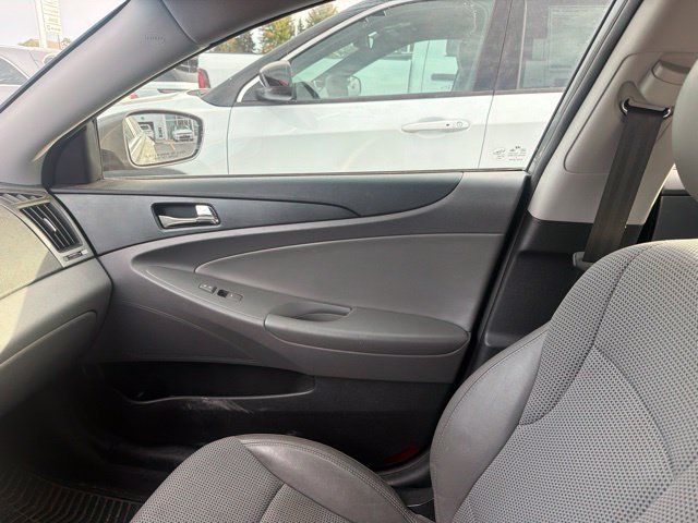 Used 2013 Gray Hyundai SE image 9