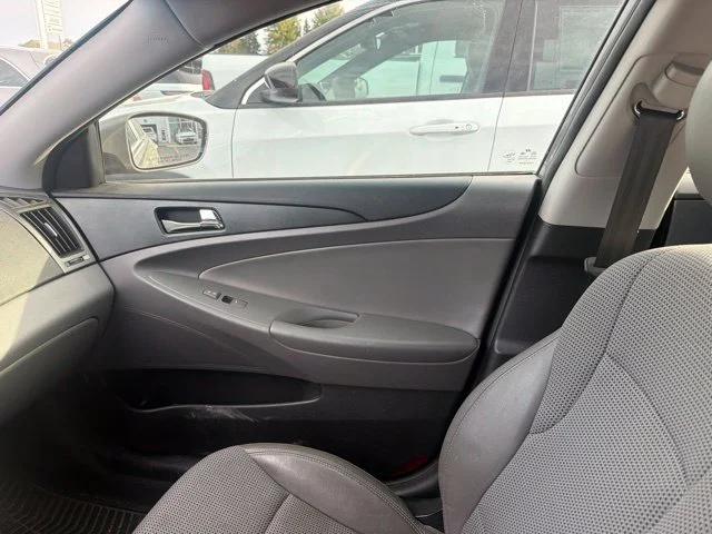 Used 2013 Gray Hyundai SE image 9