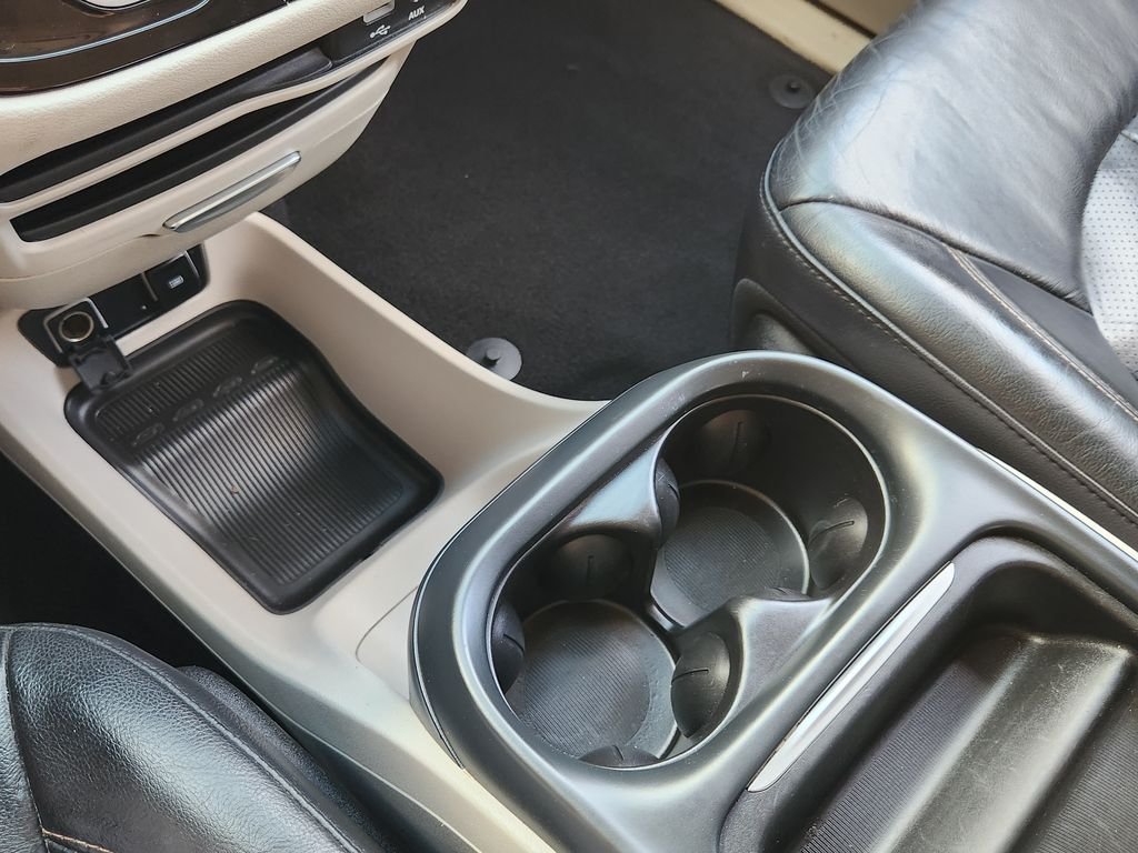 Used 2018 Billet Silver Metallic Clearcoat Chrysler Touring L image 21