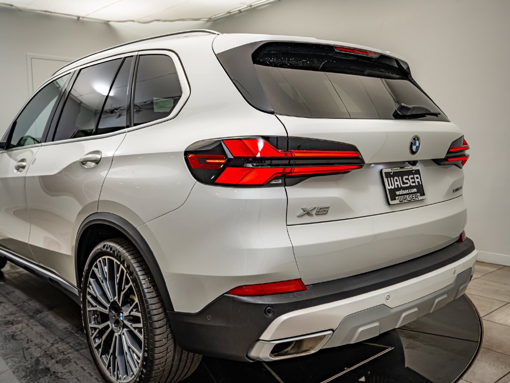 Used 2024 Mineral White Metallic BMW xDrive40i image 19