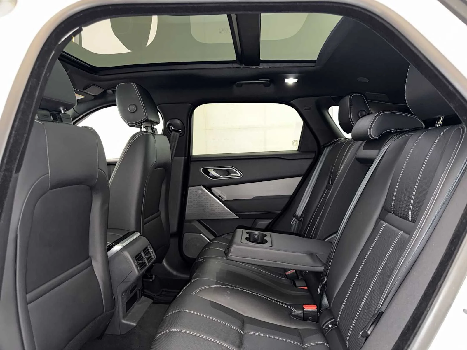 Used 2022  Land Rover S image 21