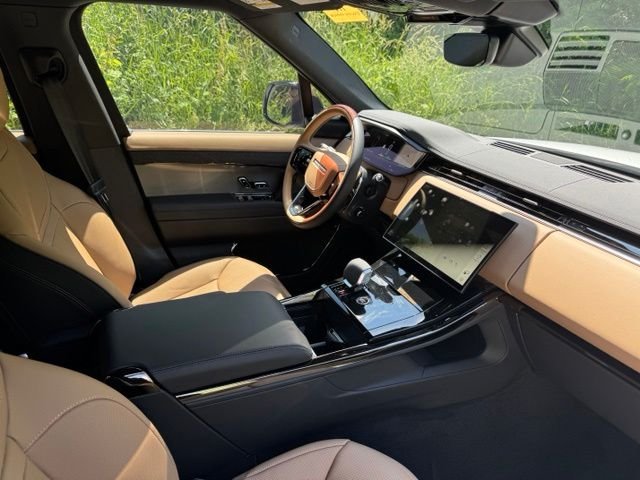 New 2026 Fuji White Land Rover Dynamic SE image 18