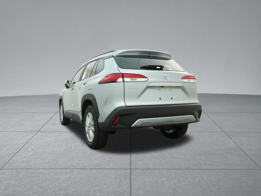 Used 2022 Silver Toyota LE image 25