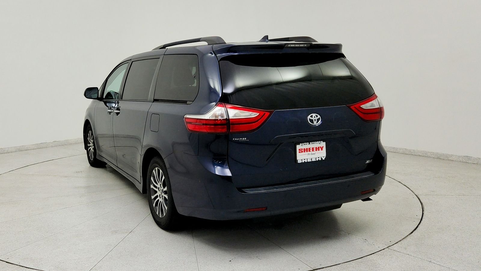 Used 2019 Beige Toyota XLE Premium image 5