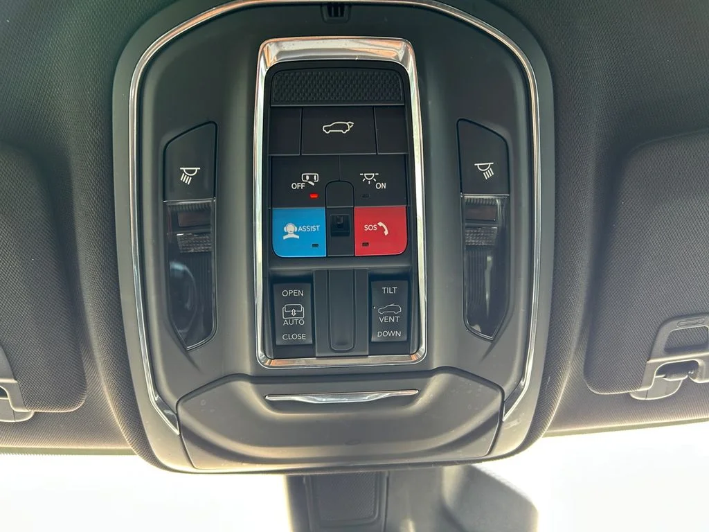 Used 2023 Black Jeep Altitude image 29