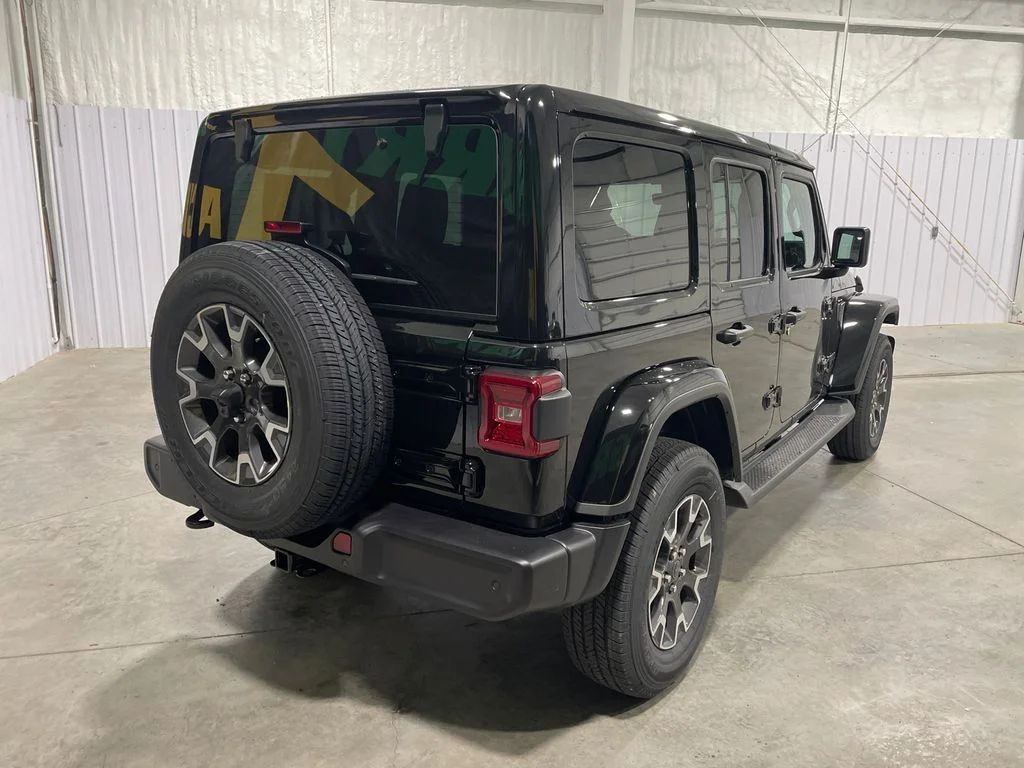 New 2026 Black Clear-Coat Exterior Paint Jeep Sahara image 5