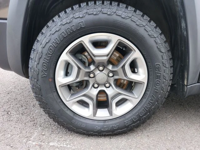 Used 2019 Crystal Metallic Jeep Trailhawk image 6