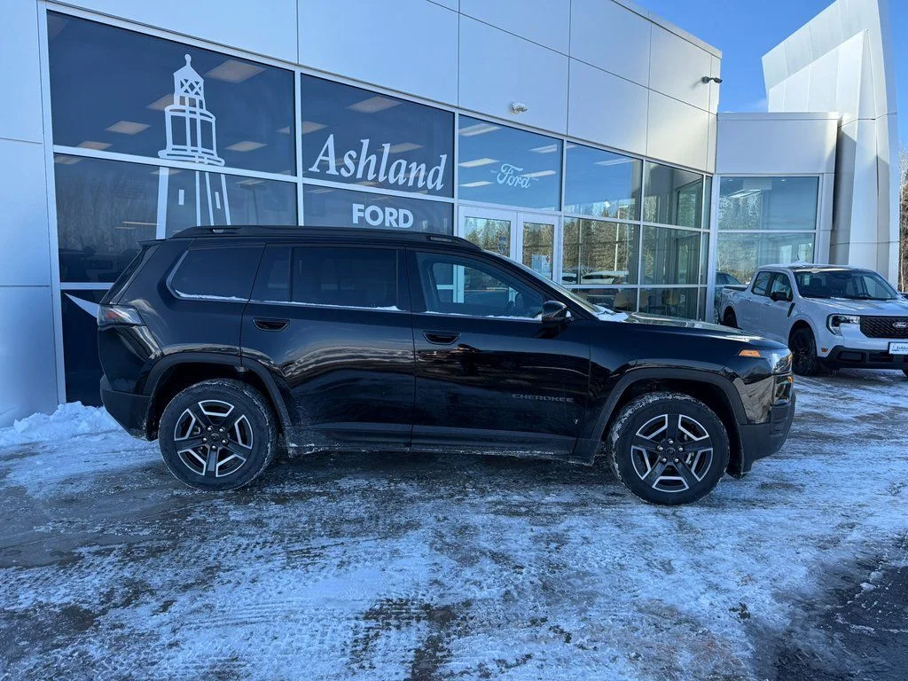 New 2026 Diamond Black Crystal Pearl-Coat Exterior Paint Jeep Limited image 2