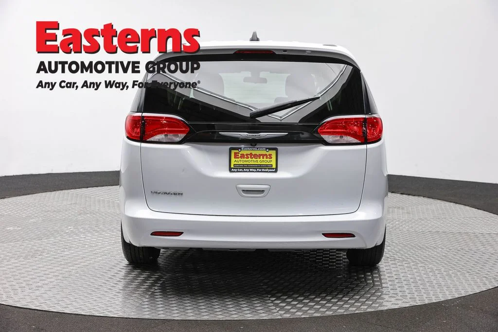 Used 2022 White Chrysler LX image 6