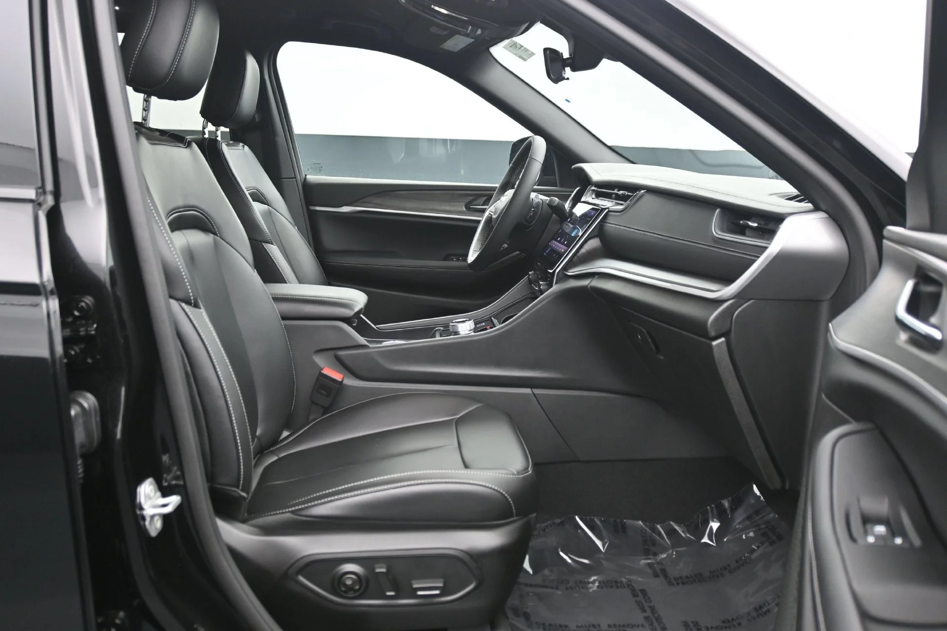 Used 2025 Diamond Black Crystal Pearlcoat Jeep Limited image 14
