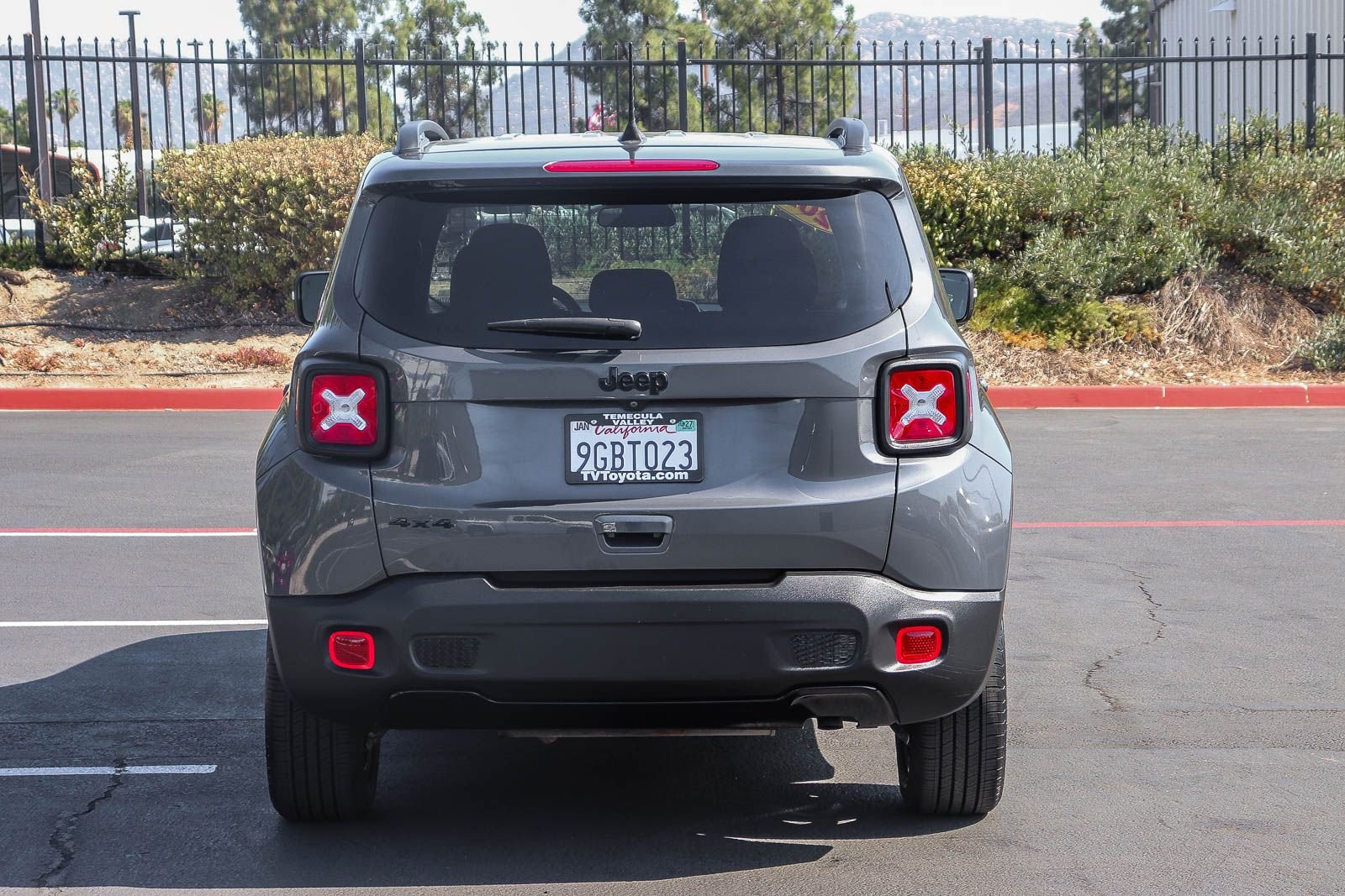 Used 2022 Graphite Gray Jeep Altitude image 6