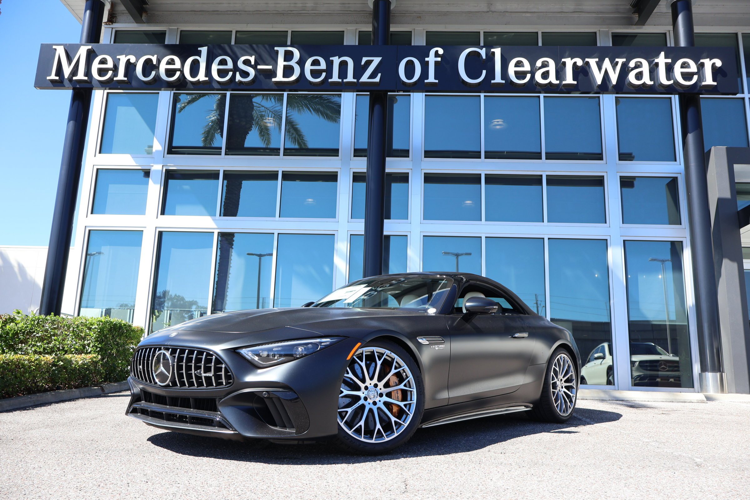 New 2026 MANUFAKTUR Night Black Magno Mercedes-Benz AMG® SL 63 S E Performance image 1
